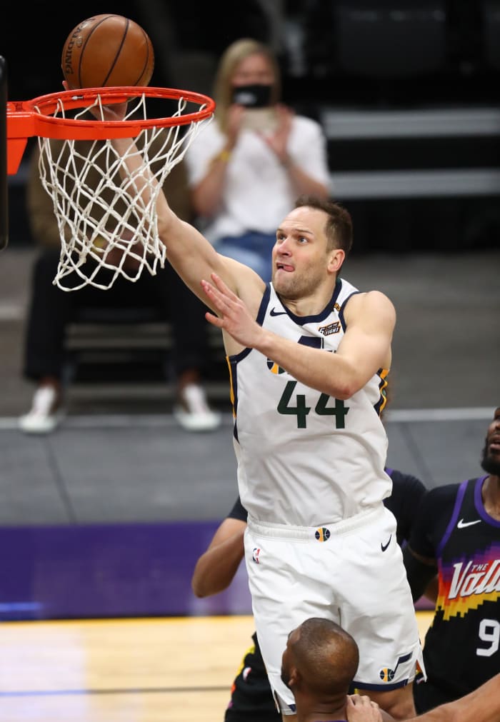 Bojan Bogdanovic (44) scores against the Phoenix Suns